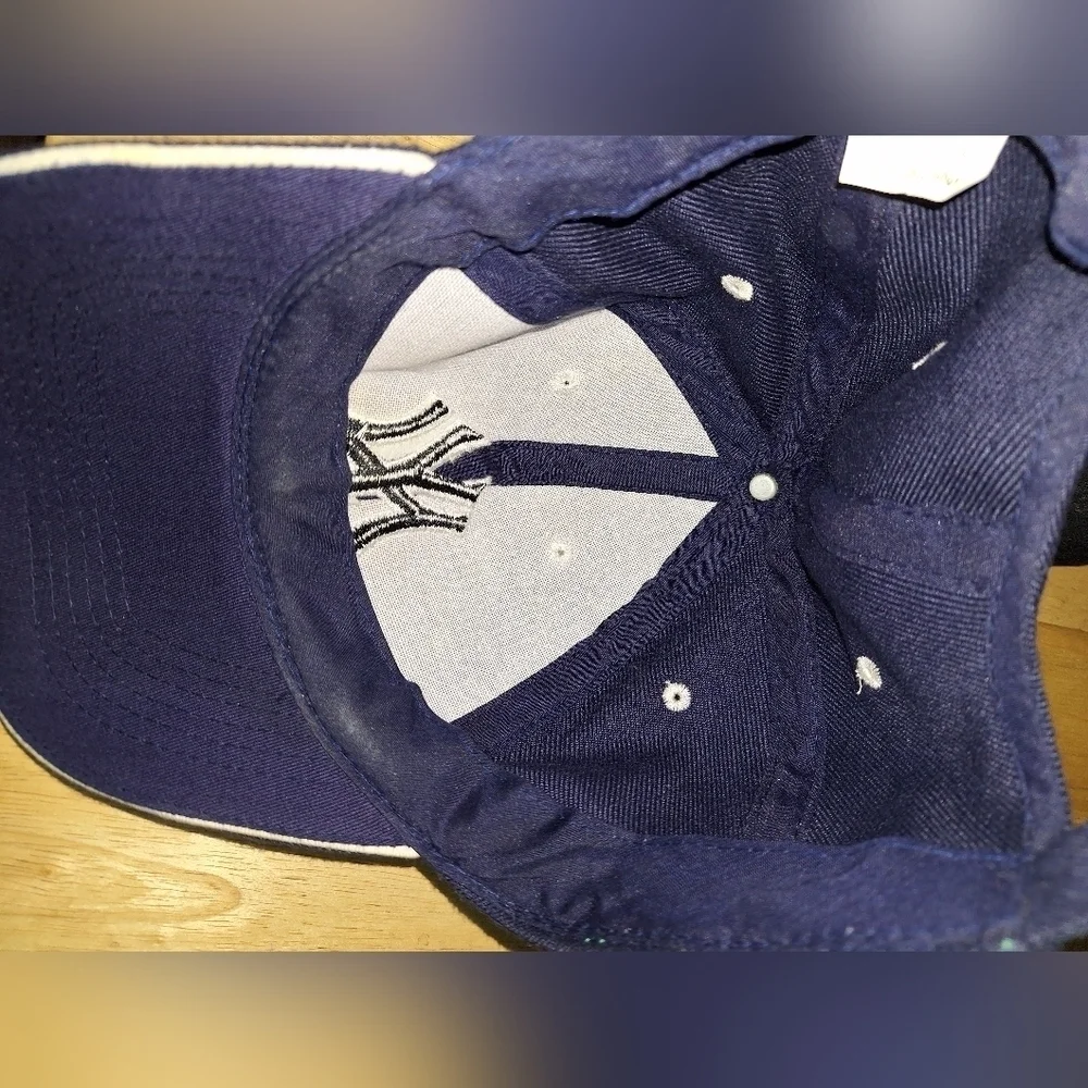 An Unbranded New York Yankees adjustable ball cap/truckers hat. Pre-loved